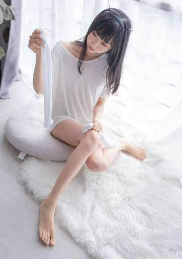 男孩一只脚被吊起来被父亲打