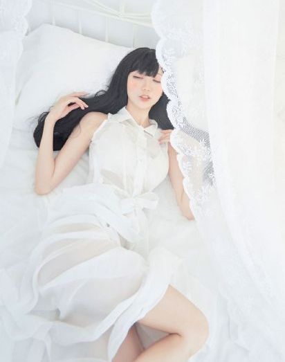 美女自己捏自己的雷视频