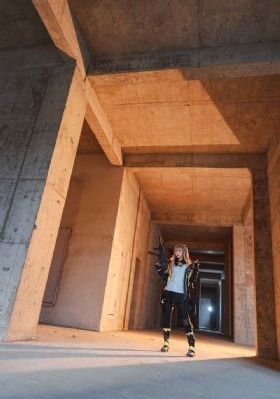 夫目前犯若妻吉尺明步在线